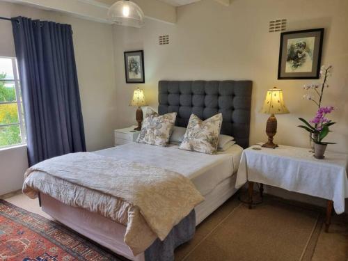 sypialnia z dużym łóżkiem i oknem w obiekcie Clivedon Cottage w mieście Sunland