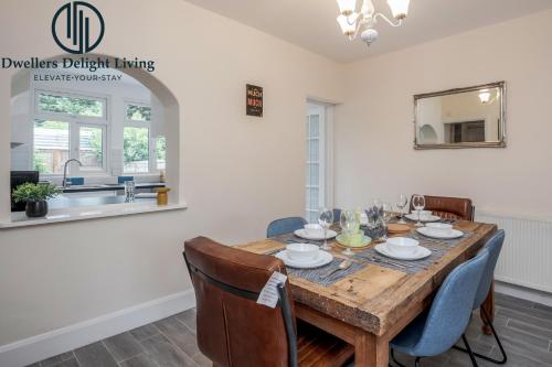 comedor con mesa de madera y sillas en Dwellers Delight Living 3 Bed House 2 Bathroom with Wifi & Parking in Prime Location of London Chingford Enfield Area, en Chingford