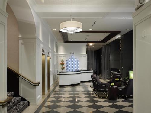 The lobby or reception area at Warwick Allerton Chicago