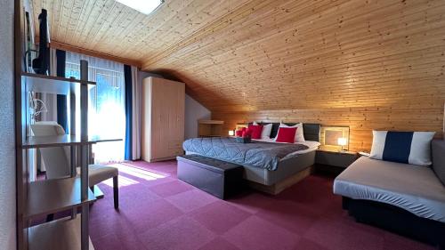 ein Schlafzimmer mit einem Bett und einem Sofa in einem Zimmer in der Unterkunft Pension Pichlerhof in Stall