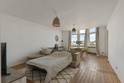 salon z łóżkiem i kanapą w obiekcie Cozy Antwerp - Zurenborg Skyline FREE PARKING w Antwerpii