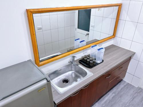a bathroom with a sink and a mirror at 逢甲旅棧 in Taichung
