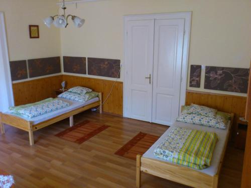 Postel nebo postele na pokoji v ubytování ENZO Apartman Gyula