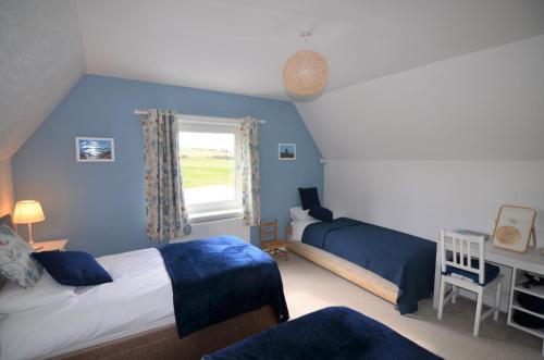 um quarto com 2 camas e uma janela em Aurora Bed & Breakfast em Castletown