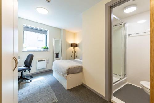 Ένα ή περισσότερα κρεβάτια σε δωμάτιο στο Apartments and Ensuite Bedrooms with Shared Kitchen at Bryson Court in Newcastle