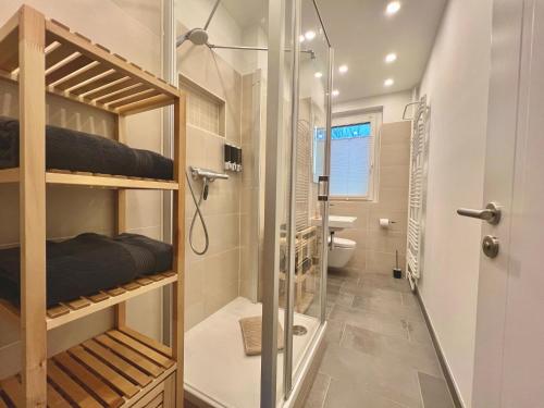 uma casa de banho com um chuveiro, um WC e um lavatório. em Ferienwohnung Waldstadt em Potsdam