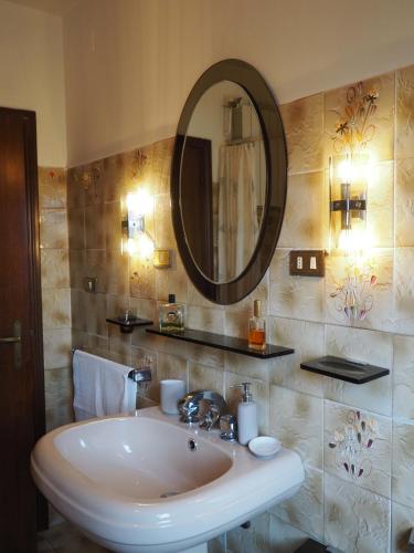 a bathroom with a sink and a mirror at Lecine 73 in Gioia dei Marsi