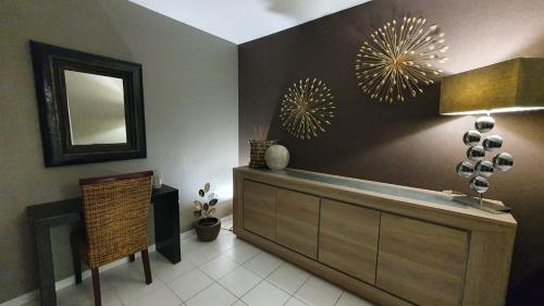 ein Badezimmer mit Waschtisch und Spiegel an der Wand in der Unterkunft Mélodie Garage Gratuit in Cannes