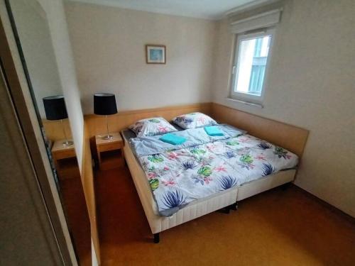 een kleine slaapkamer met een bed en een raam bij 10Q - Z6 Apartament 904 in Warschau