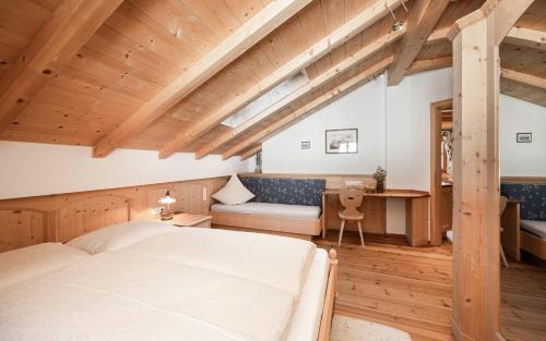 1 dormitorio con cama, mesa y sofá en Radhof, en Villandro