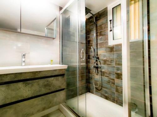 y baño con ducha y lavamanos. en Spacious 2bedroom apartment near Athens and sea, en Atenas