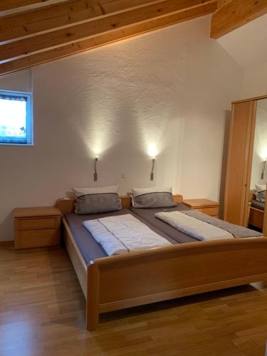 - une chambre avec un grand lit dans l'établissement Gästehaus Ehrhardt, à Schweigen-Rechtenbach