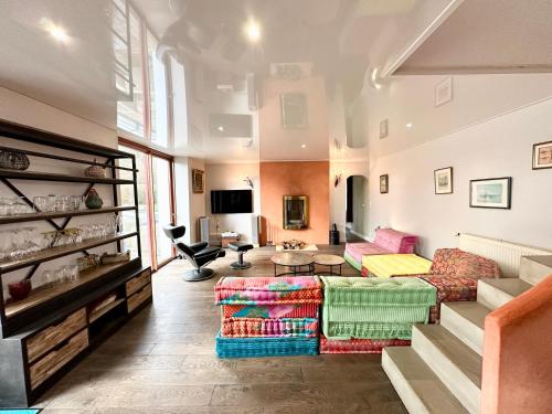 ein Wohnzimmer mit einem Sofa und einem Tisch in der Unterkunft Villa 250m2 avec piscine – En pleine nature, parc de 6ha in Quéven