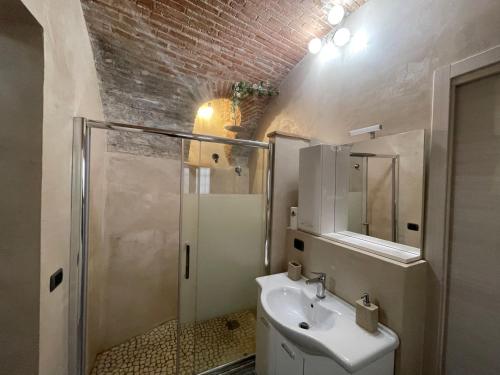 a bathroom with a toilet and a sink and a shower at Breakaway Dream Holiday House in San Felice del Benaco