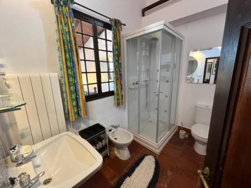 uma casa de banho com um lavatório, um chuveiro e um WC. em Grazalema Rooftops em Grazalema