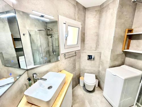 een badkamer met een wastafel en een toilet bij Vacaciones perfectas 2 in Segur de Calafell