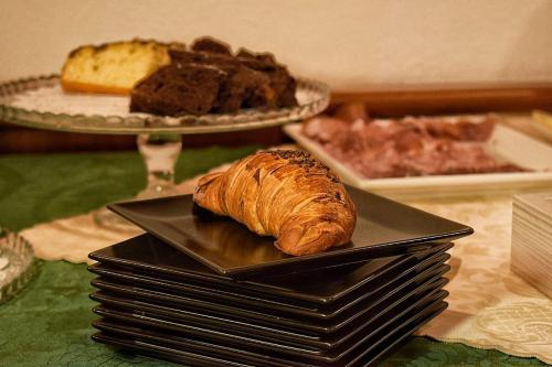 a plate with a loaf of bread on a table at Sale Hotel in Posada