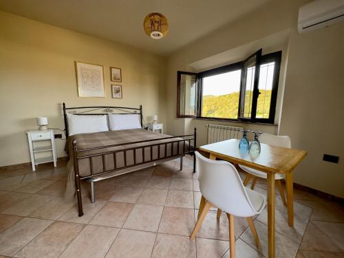 um quarto com uma cama, uma mesa e uma secretária em B&B Domus Vista em Iglesias