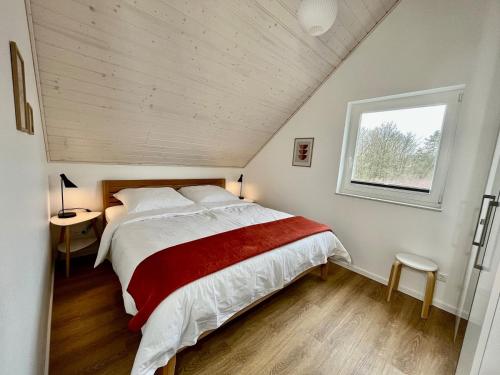 1 dormitorio con 1 cama grande en el ático en Das Vechtehaus n - Nordhorn, en Nordhorn