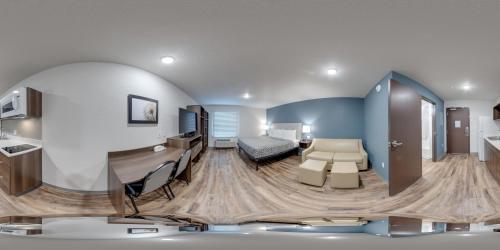 Monmouth JunctionにあるWoodSpring Suites South Brunswick - Princetonのリビングルーム(ベッド1台、デスク付)