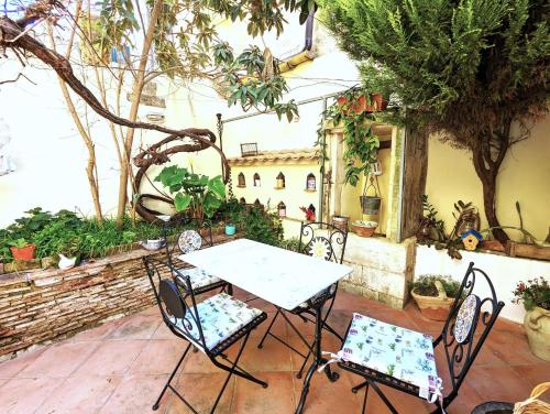 a table and chairs sitting on a patio at La Casa Delle Fate in Siracusa