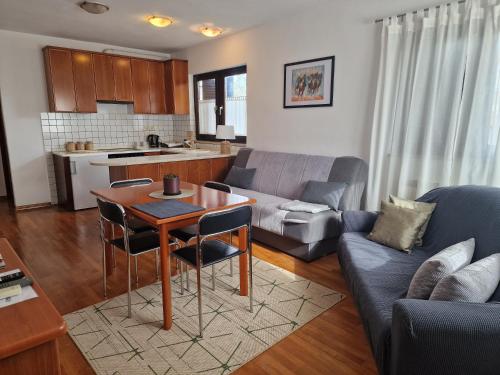 ein Wohnzimmer mit einem Tisch und einem Sofa in der Unterkunft Apartments Katarina - New renovated in Rovinj