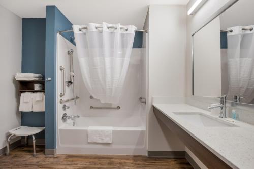 ein Bad mit einer Dusche und einem Waschbecken in der Unterkunft WoodSpring Suites South Brunswick - Princeton in Monmouth Junction
