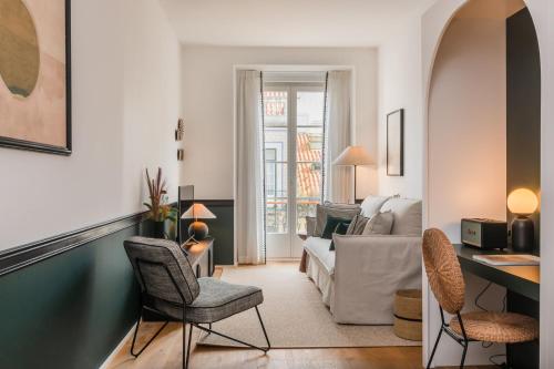 sala de estar con sofá, mesa y sillas en Ando Living - Santa Justa 77 Flats, en Lisboa