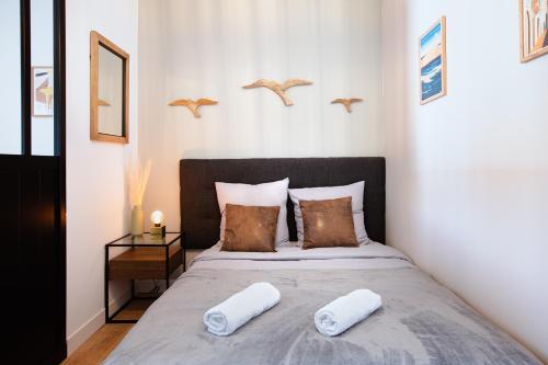 ein Schlafzimmer mit einem Bett mit zwei Kissen darauf in der Unterkunft *** Le studio *** 15 minutes de Bordeaux *** in Fargues-Saint-Hilaire