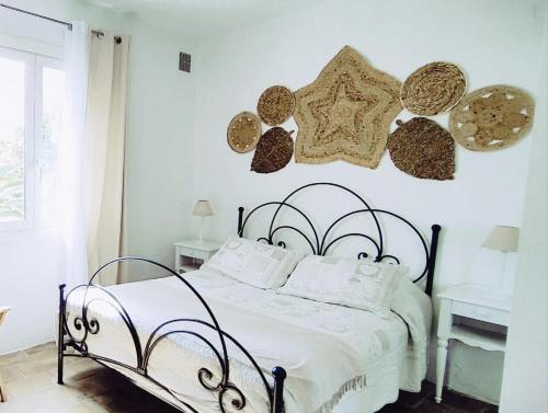 - une chambre avec un lit et des décorations murales dans l'établissement Le Saint Paul appartements dans villa provençale, à Saint-Paul-de-Vence