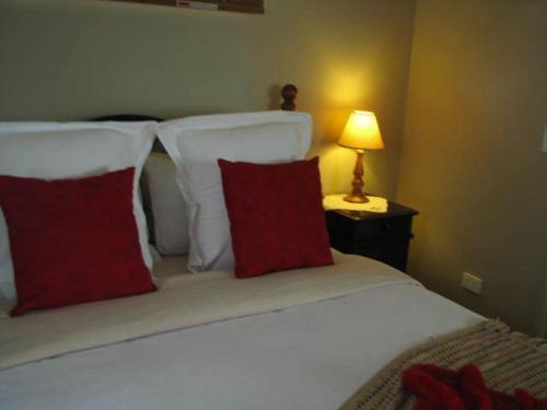 
A bed or beds in a room at Leafield Cottages
