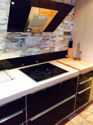 une cuisine avec une cuisinière et un comptoir dans l'établissement Le Saint Paul appartements dans villa provençale, à Saint-Paul-de-Vence