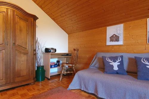um quarto com uma cama e uma parede de madeira em *Black Forest Schwarzwaldtanne* em Schluchsee