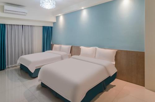 2 camas en una habitación de hotel con aversión para en 春雨漫居 Spring Rain Hostel, en Meishan