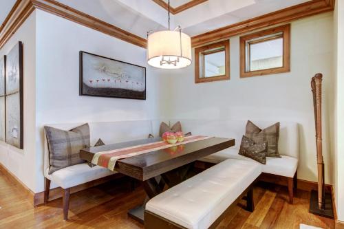 The Vail Collection at the Ritz Carlton Residences Vailにあるシーティングエリア