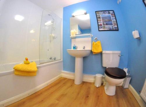y baño con aseo, lavabo y ducha. en Castle View Stornoway, en Stornoway