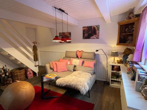 a living room with a couch and a table at Ferienhaus unter Reet im Heidedorf Sankt Dionys bei Lüneburg in Sankt Dionys