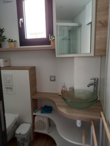 een badkamer met een groene wastafel en een spiegel bij Loft "Plus belle la vue" in Vinezac