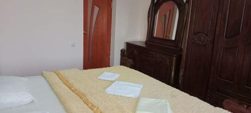 una camera da letto con un letto con due asciugamani sopra di Уютная 3-х комнатная квартира в Хромтау a Khromtaū