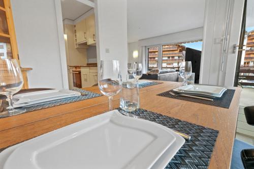 una cucina con lavandino e bicchieri da vino su un bancone di Joli appartement en plein centre a Nendaz