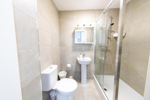 a bathroom with a toilet and a shower and a sink at Cosy 1 bed in Stockport centre in Stockport