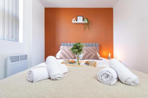 1 dormitorio con 1 cama con toallas en Cosy 1 bed in Stockport centre en Stockport