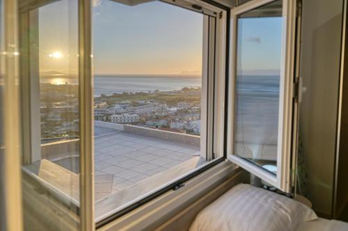 d'une grande fenêtre avec vue sur l'océan. dans l'établissement A & G Apartments, à Kolymbari