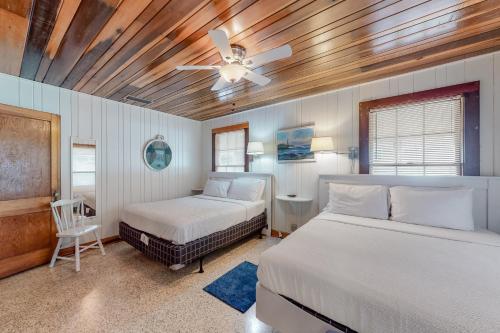 1 dormitorio con 2 camas y ventilador de techo en O'Grady's Full Sunset, en Panama City Beach