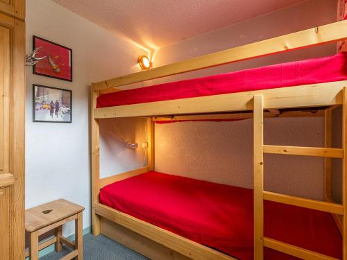 ラ・クリュサにあるAppartement La Clusaz, 2 pièces, 4 personnes - FR-1-437-14のベッドルーム1室(赤いシーツを使用した二段ベッド2組付)