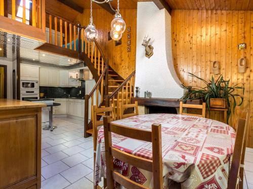 une cuisine et une salle à manger avec une table et un escalier dans l'établissement Duplex 2 chambres au centre village, proche pistes, avec garage et balcon - FR-1-437-28, à La Clusaz