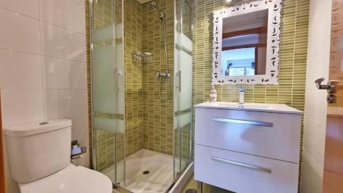 een badkamer met een toilet, een wastafel en een douche bij Private balcony, sunny all year round, with nice views in Benidorm