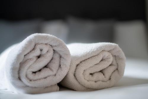  MIKKA CLOS -  Room  picture :   Tea/Coffee maker    Shower    Safety deposit box                           