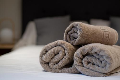  MIKKA CLOS -  Room  picture :   Tea/Coffee maker    Shower    Safety deposit box                           