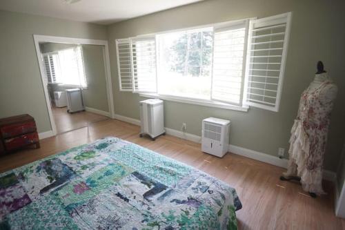 um quarto com uma cama e duas janelas em North Berkeley Home em Berkeley